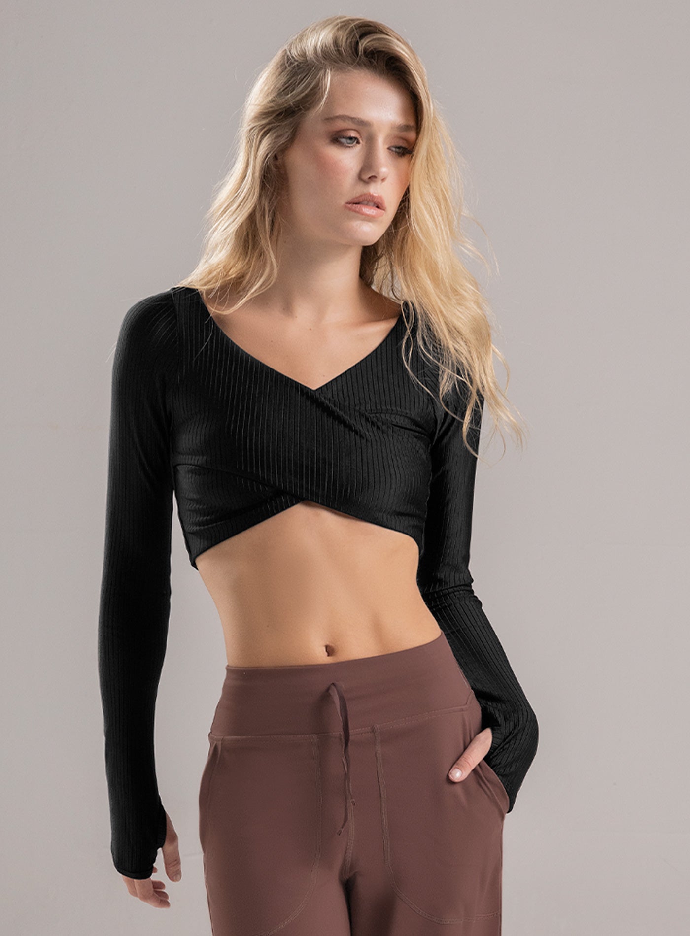 TOP DEPORTIVO CON EFECTO CRUZADO TELA RIB