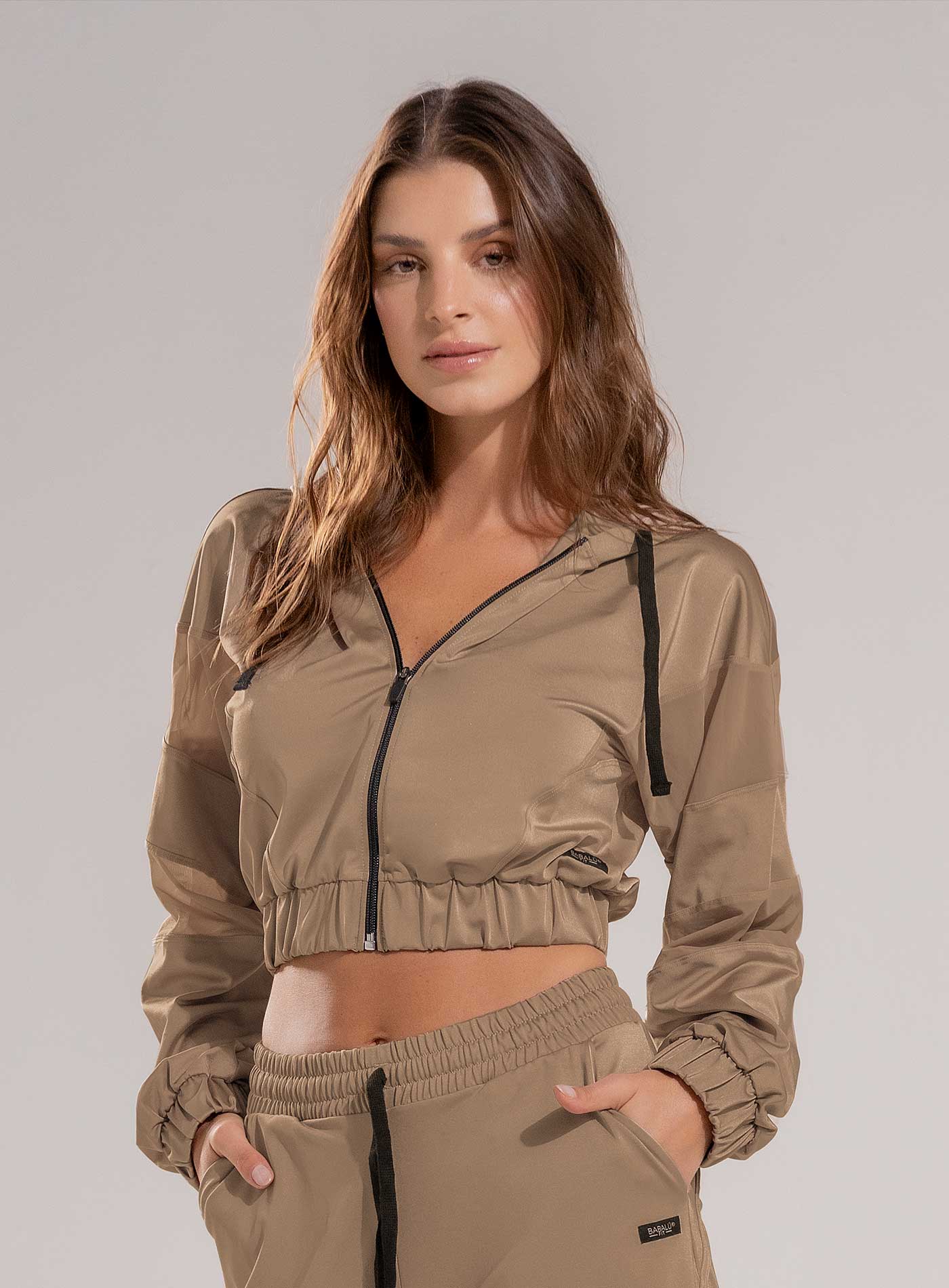 CHOMPA DEPORTIVA CON CORTES EN TELA SEMI TRANSPARENTE