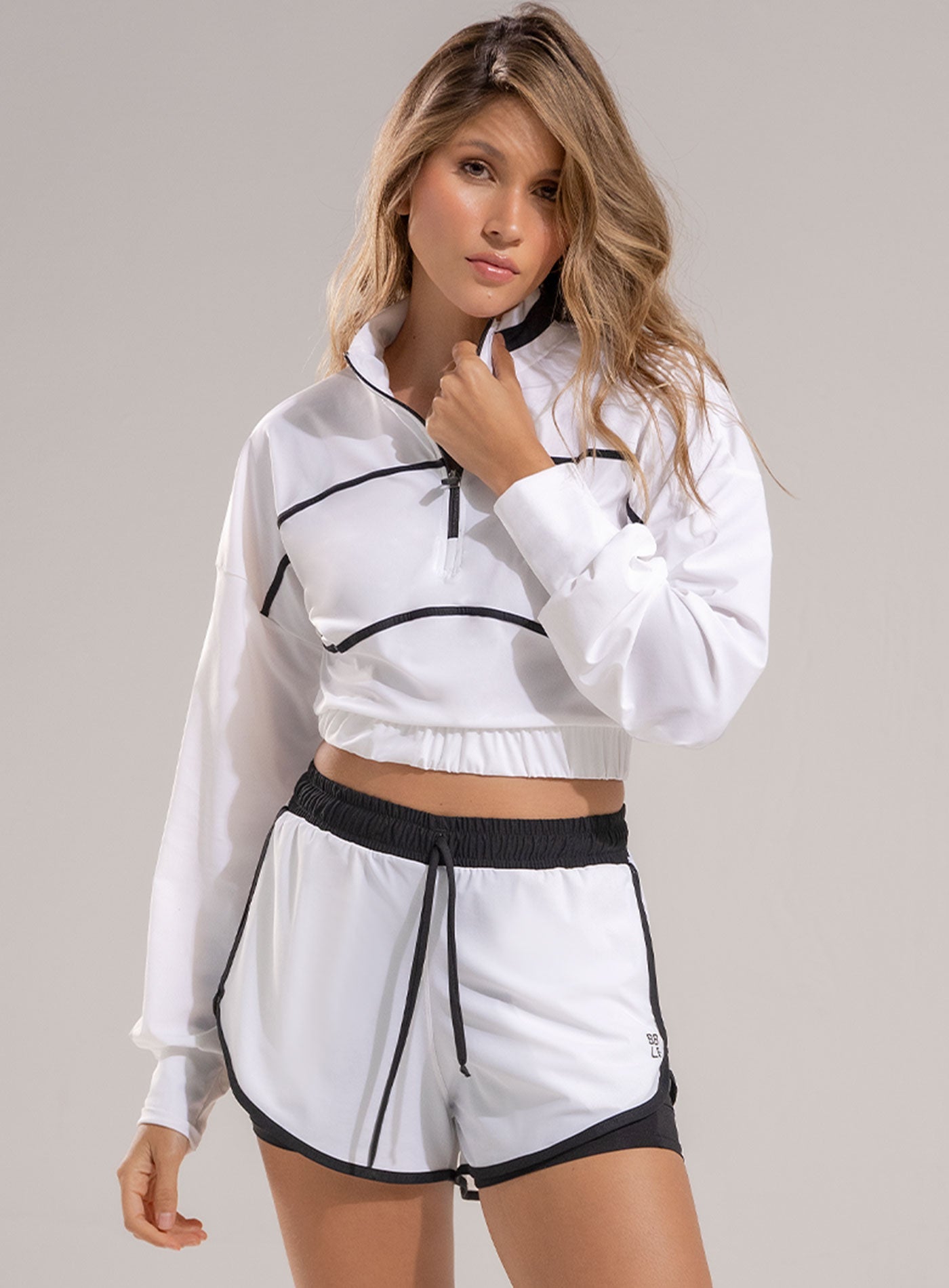 CHAQUETA DEPORTIVA CON CORDÓN GRADUABLE