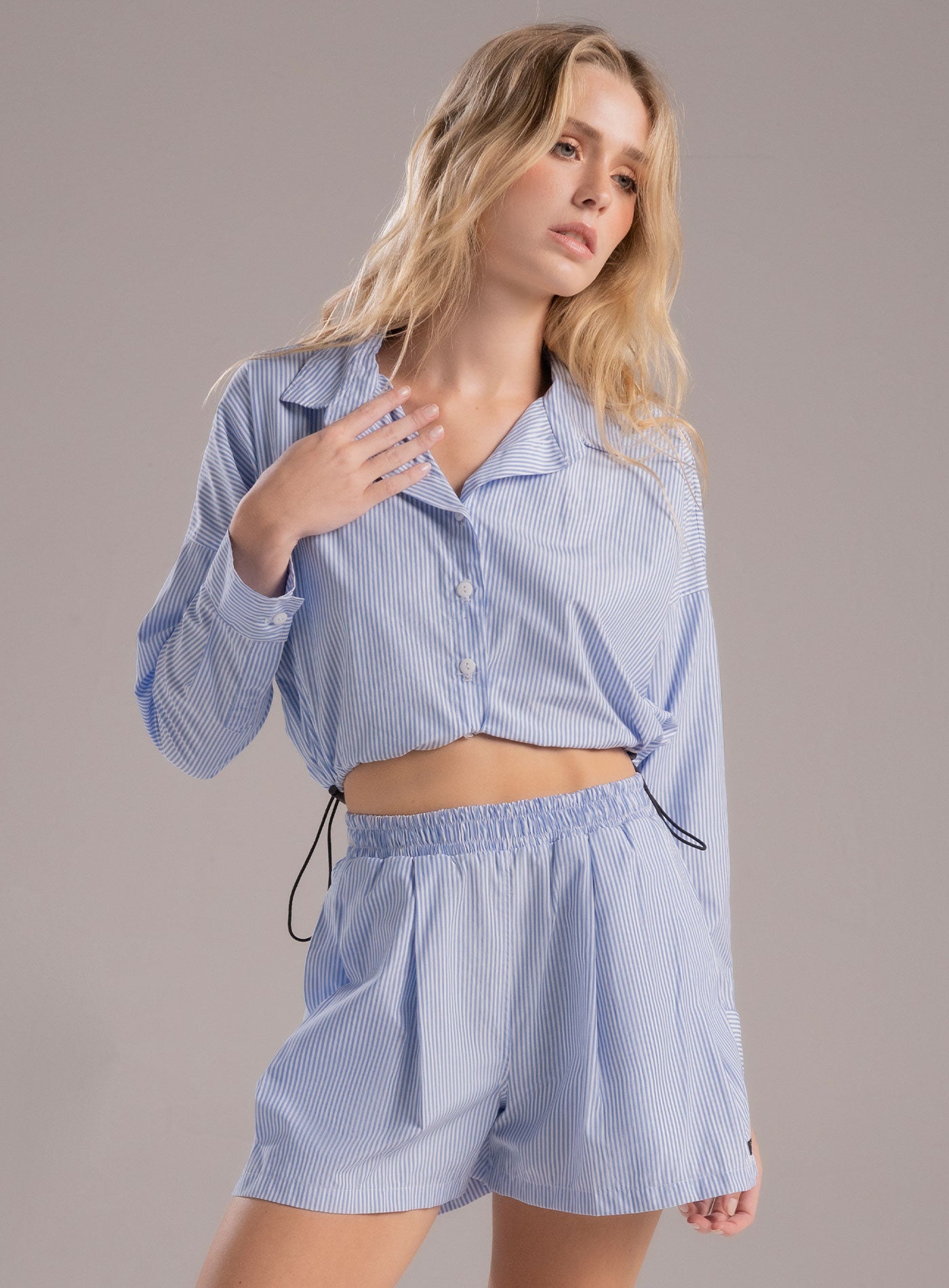 Blusa casual tipo camisa con cordón graduable