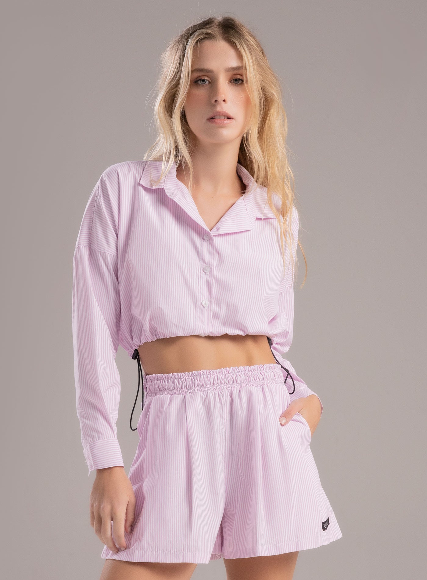 Blusa casual tipo camisa con cordón graduable