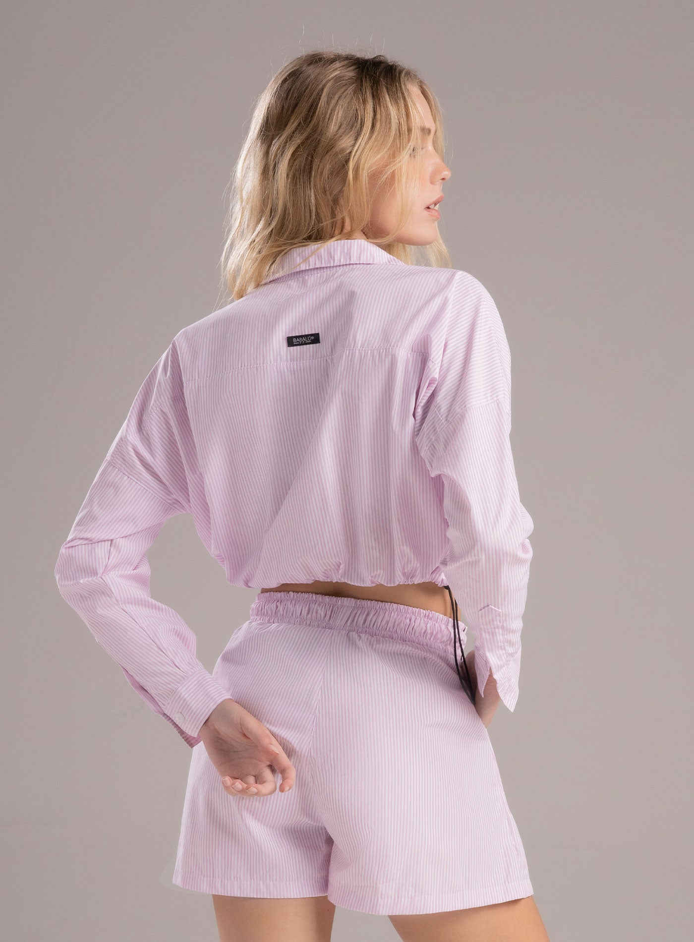 Blusa casual tipo camisa con cordón graduable