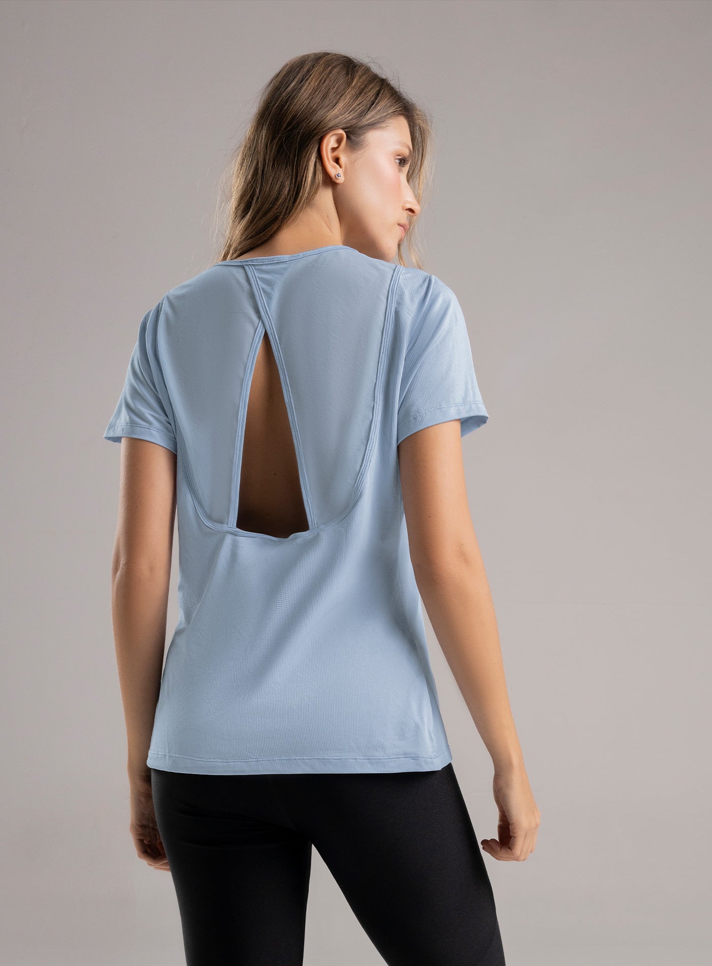 CAMISETA DEPORTIVA CON CORTES EN TELA SEMI TRANSPARENTE