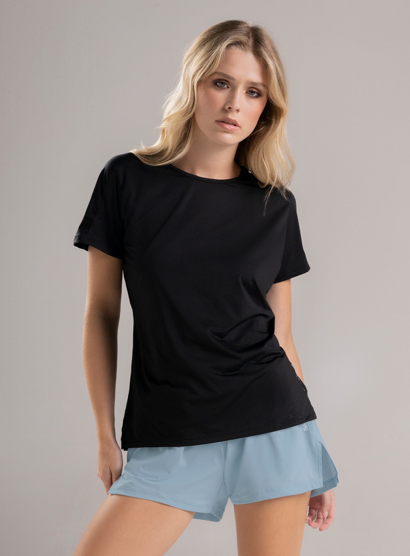 CAMISETA DEPORTIVA ESTAMPADA CON DISEÑO CORTE LÁSER