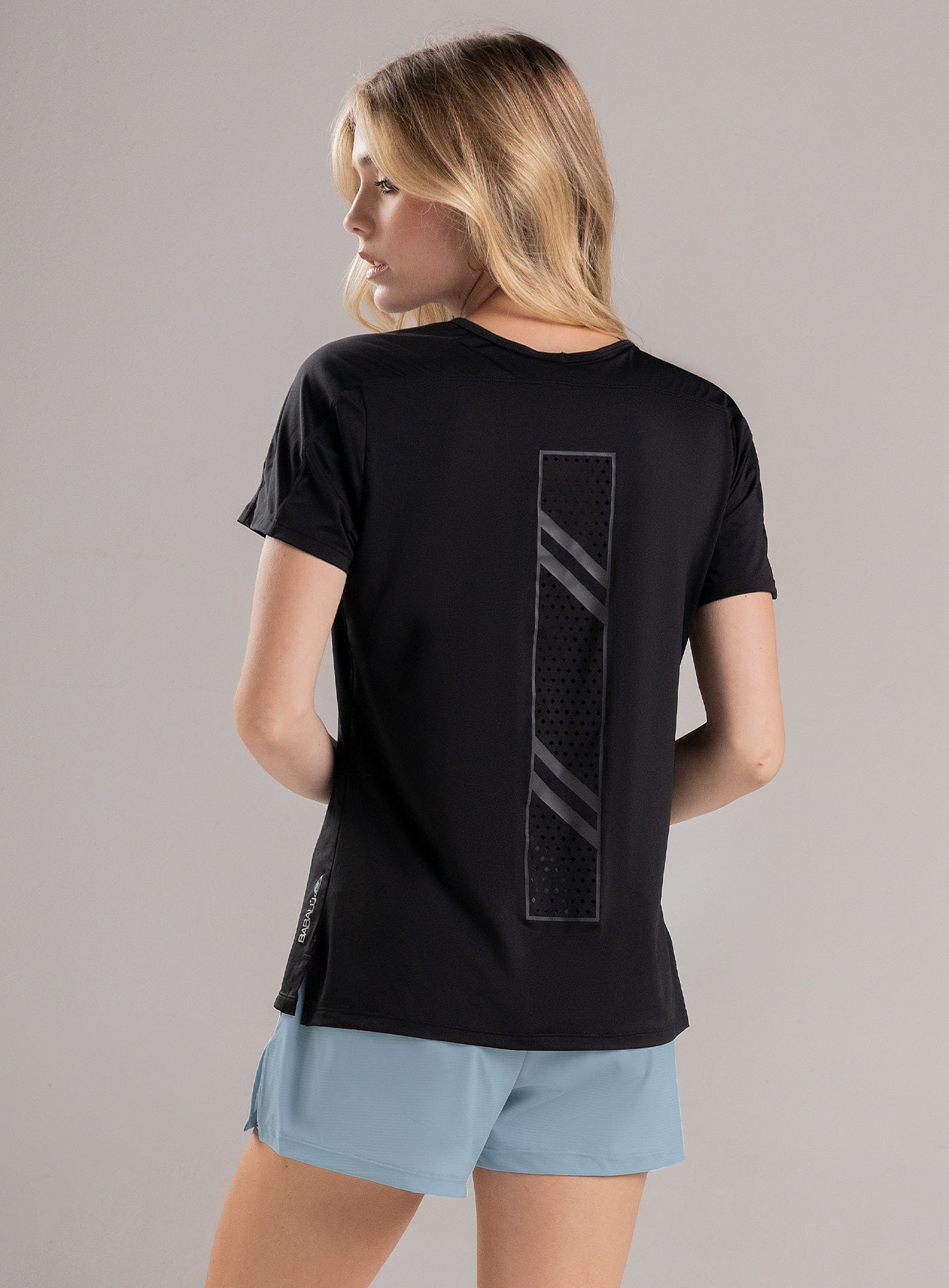 CAMISETA DEPORTIVA ESTAMPADA CON DISEÑO CORTE LÁSER