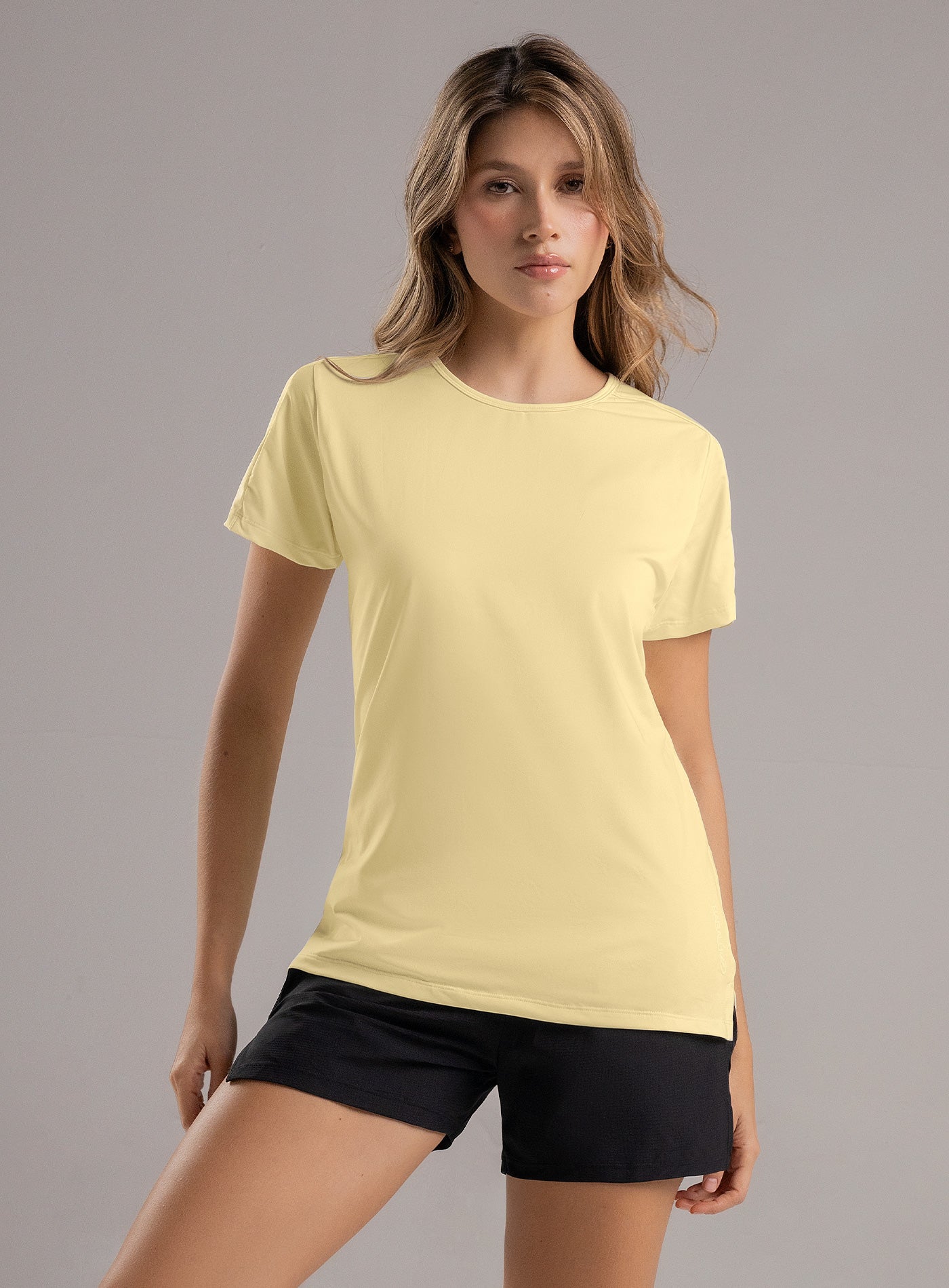 CAMISETA DEPORTIVA ESTAMPADA CON DISEÑO CORTE LÁSER