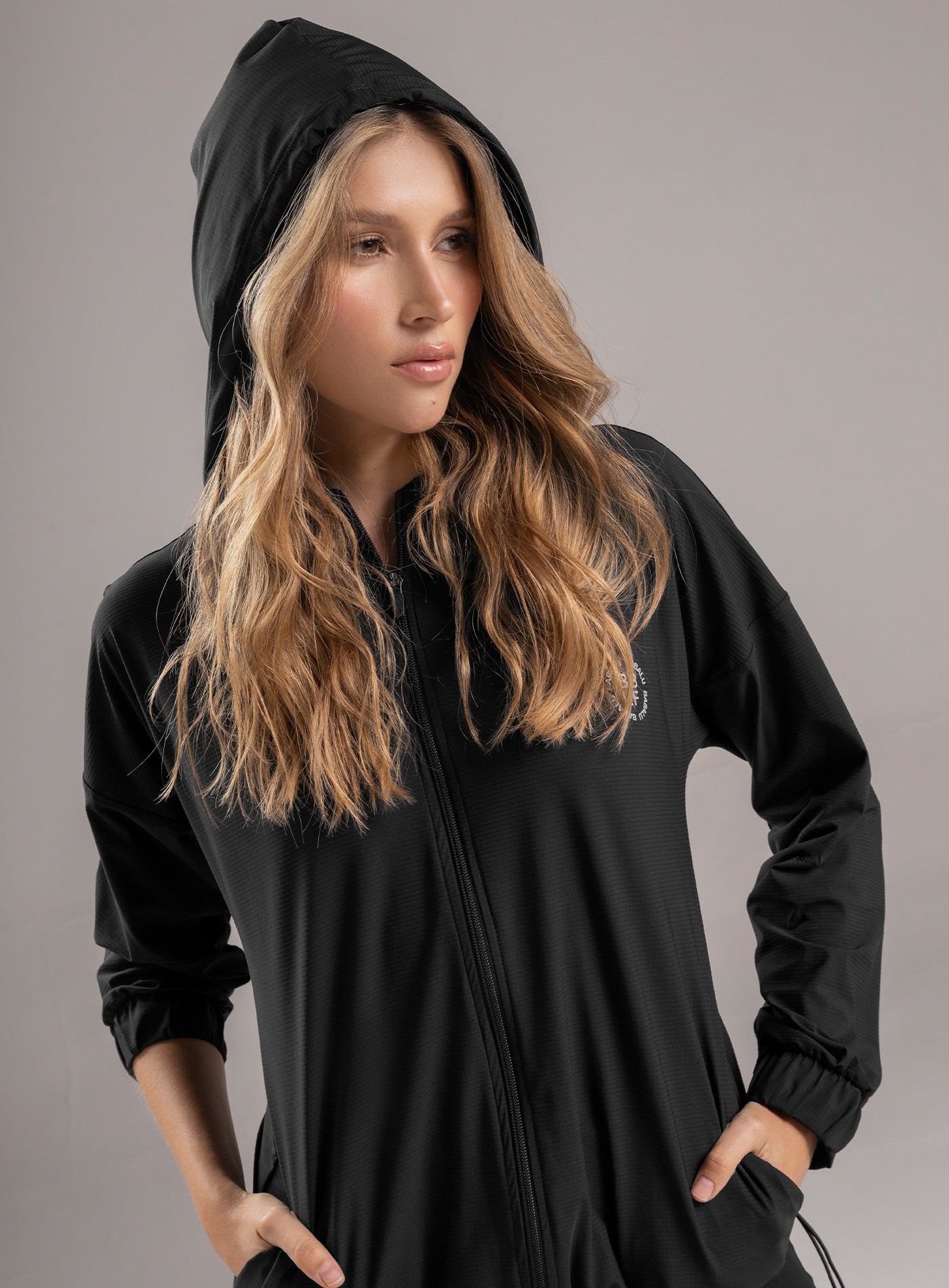 CHOMPA DEPORTIVA CON CORDÓN GRADUABLE