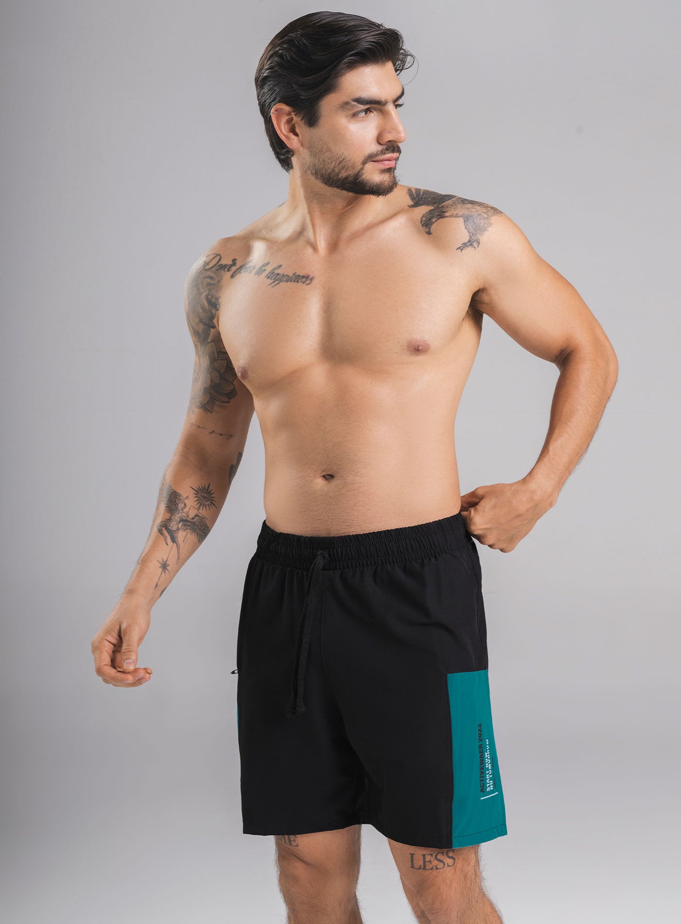PANTALONETA DEPORTIVA EN TELA SEMI IMPERMEABLE CON ESTAMPADO