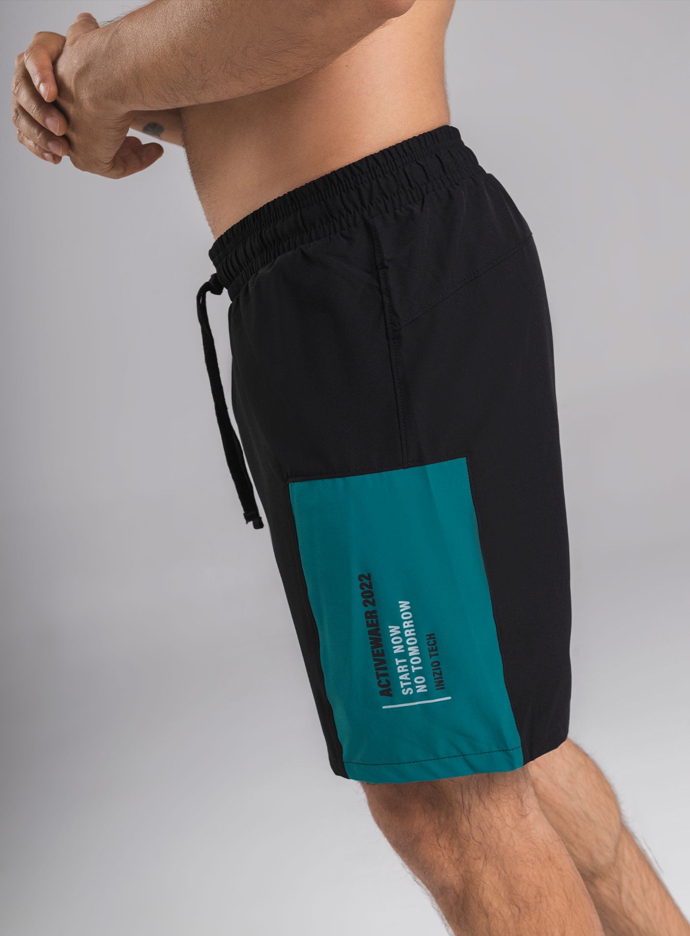 PANTALONETA DEPORTIVA EN TELA SEMI IMPERMEABLE CON ESTAMPADO