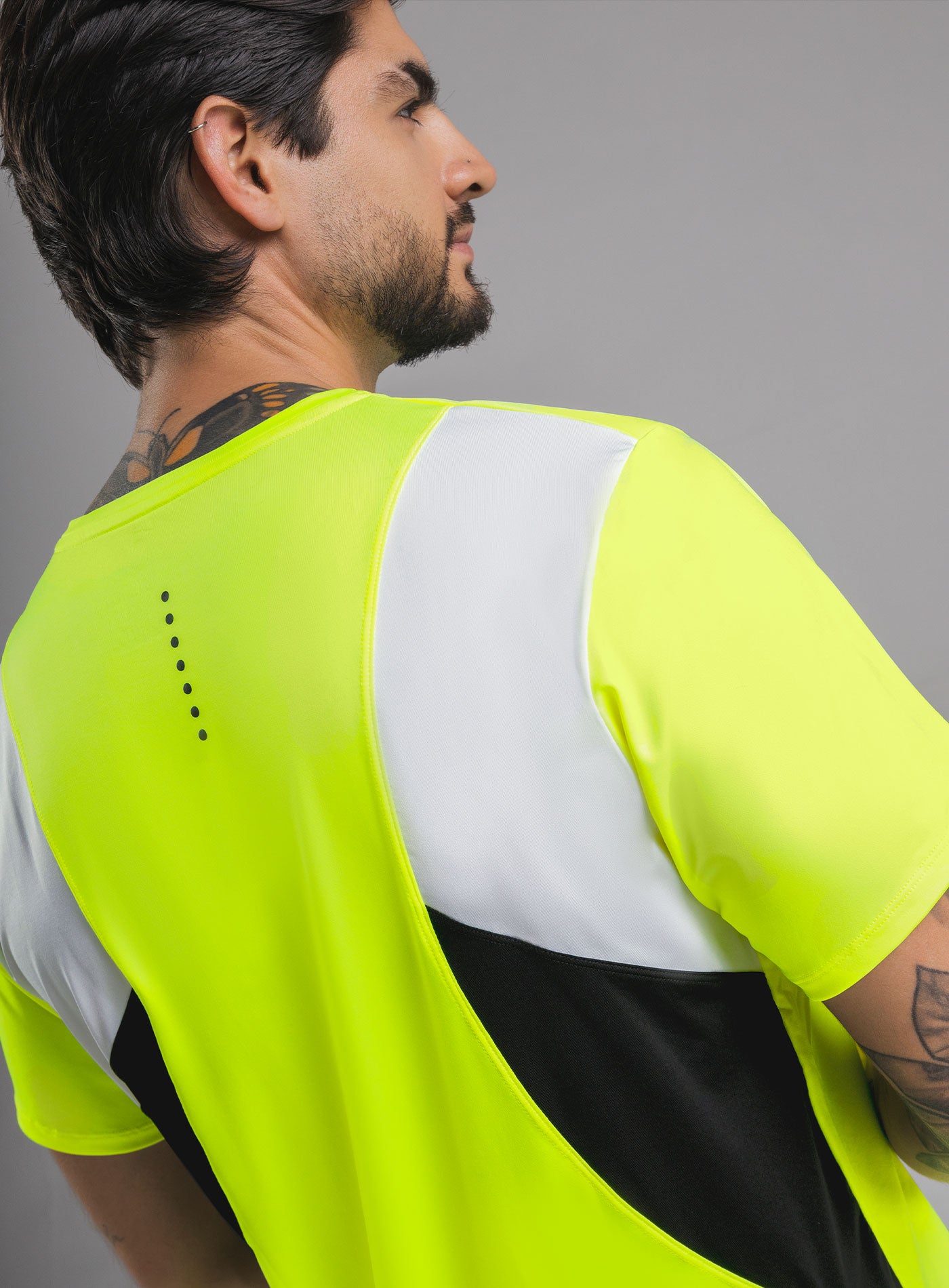 CAMISETA DEPORTIVA CON CORTES EN CONTRASTE