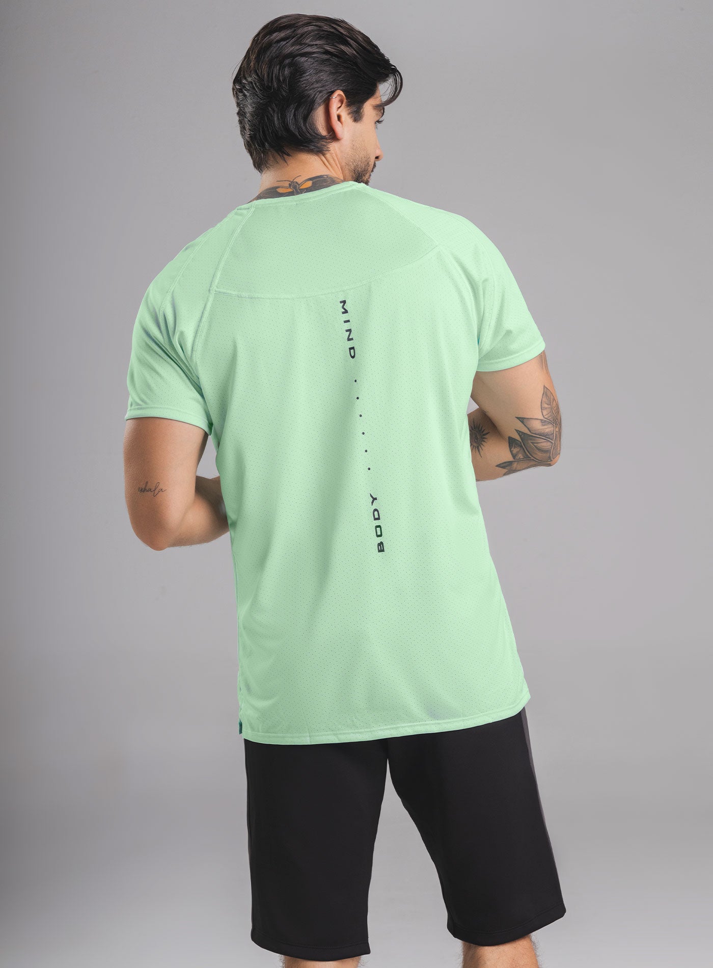 CAMISETA DEPORTIVA CON ESTAMPADO EN LA ESPALDA