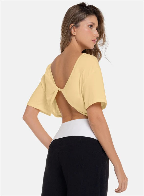 Camiseta deportiva corta con escote pronunciado