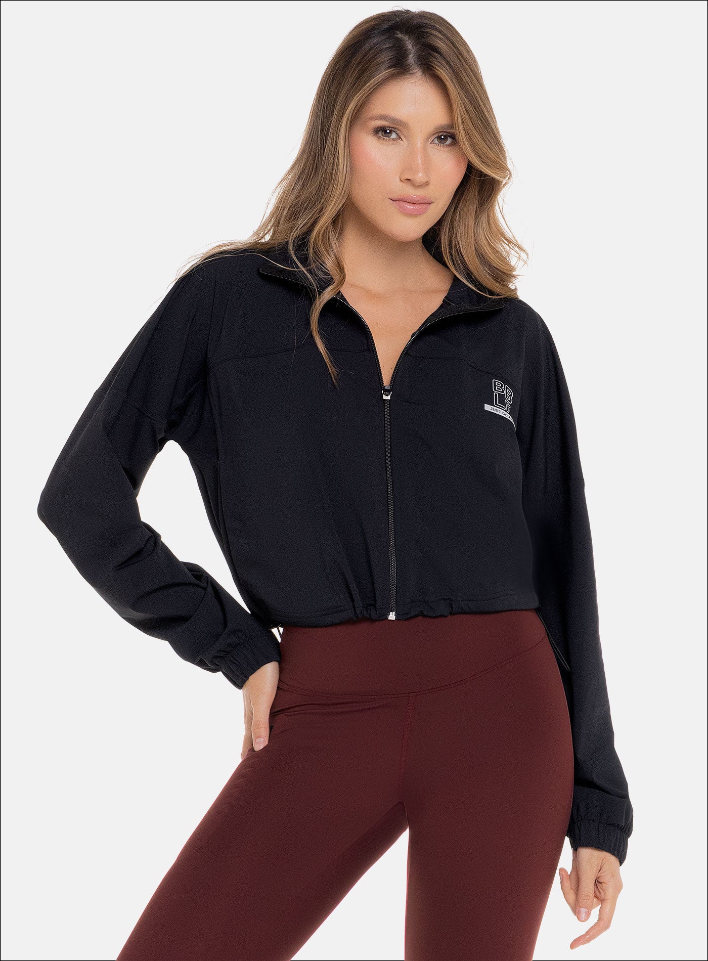 CHAQUETA DEPORTIVA CORTA SEMI IMPERMEABLE