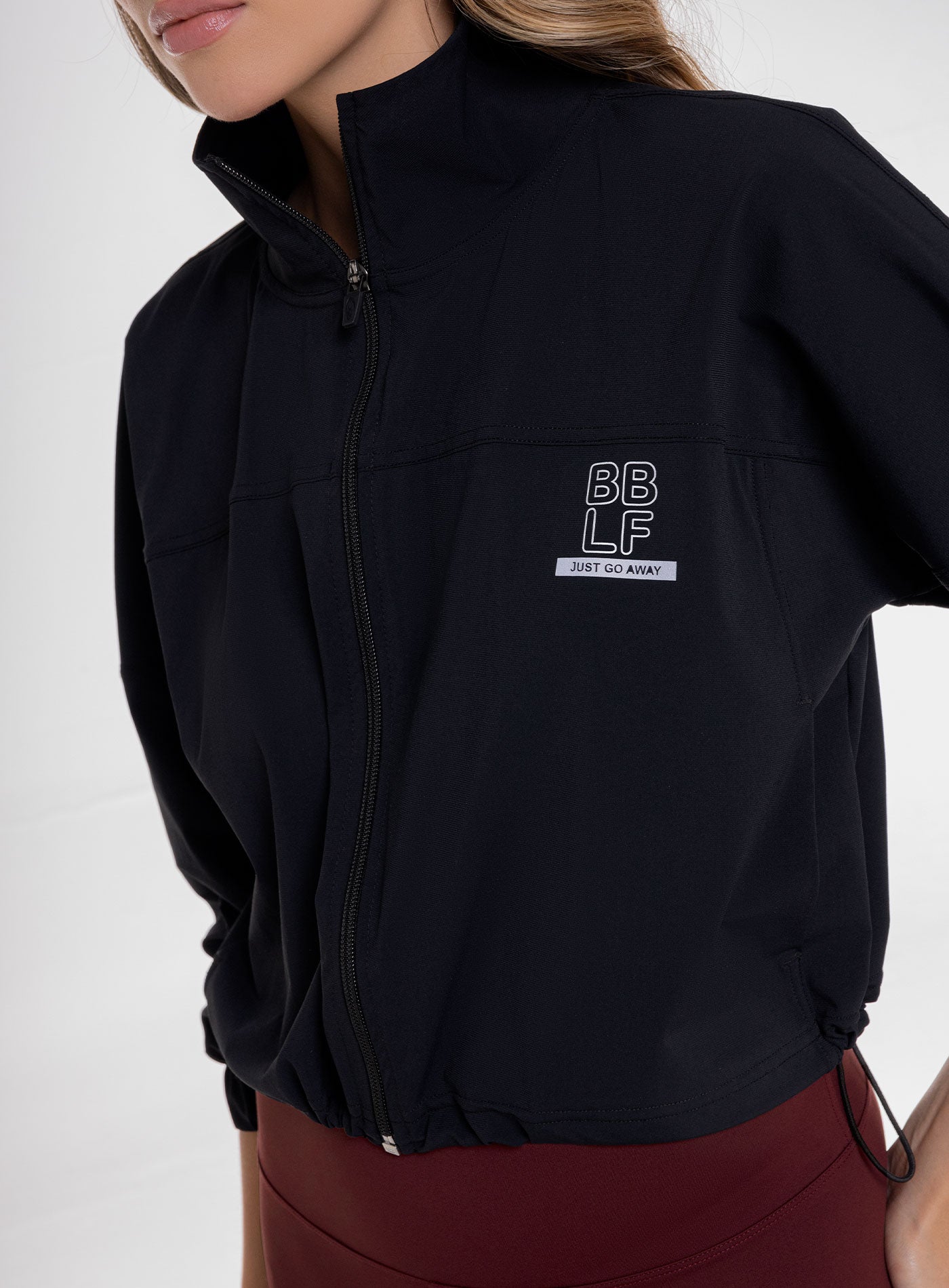 CHAQUETA DEPORTIVA CORTA SEMI IMPERMEABLE