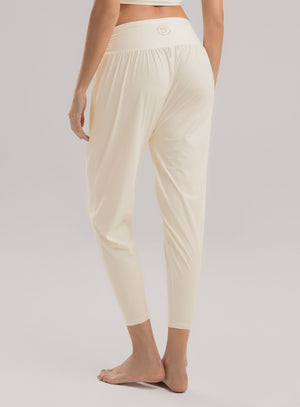 Pantalón deportivo Bombacho color marfil para mujer, marca BABALÚ, referencia 113973, vista trasera. Compra al por mayor en babalu.com.co en COP.