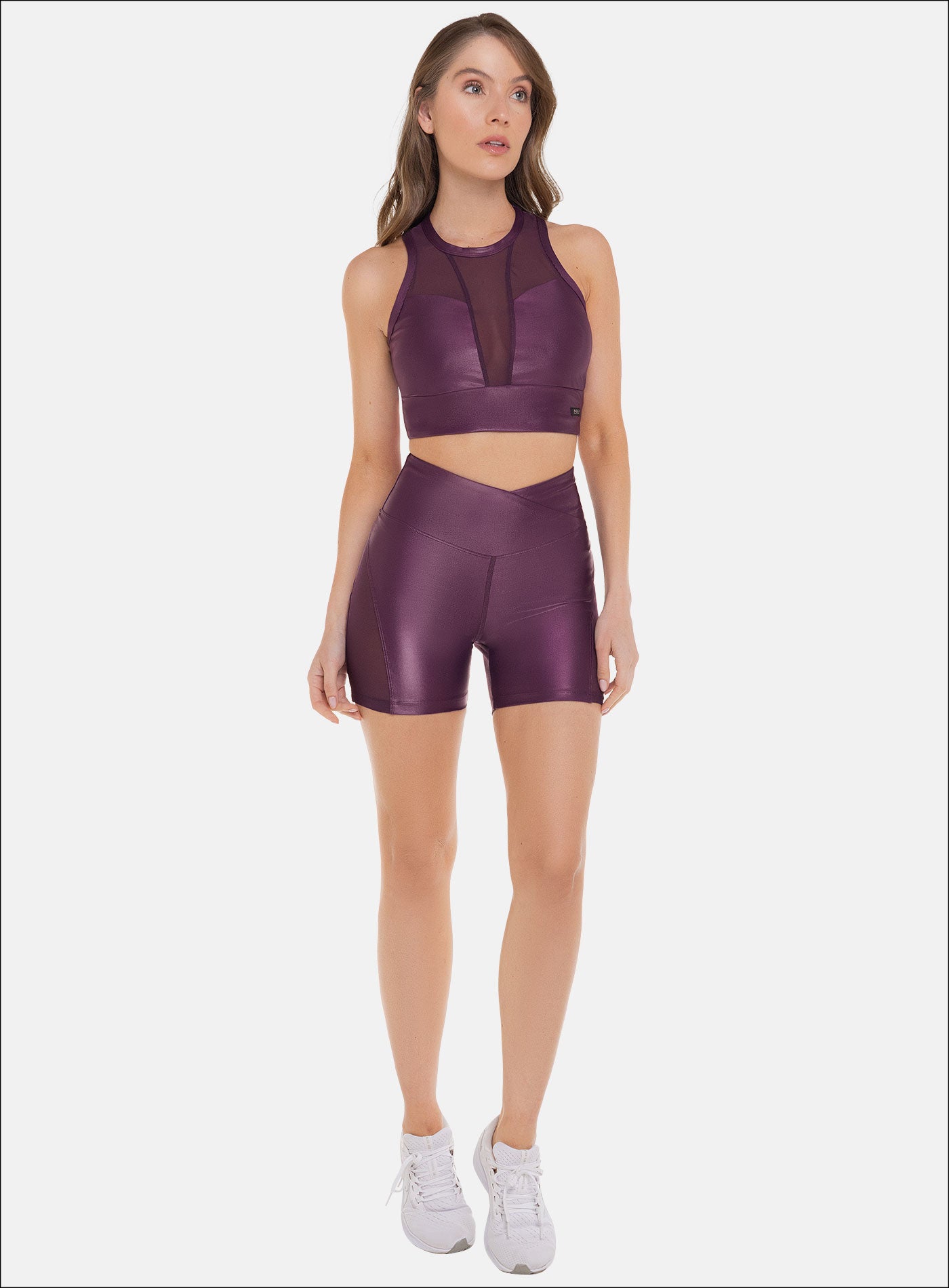 SHORT DEPORTIVO CON INSERTOS EN MALLA TELA APARIENCIA CUERO