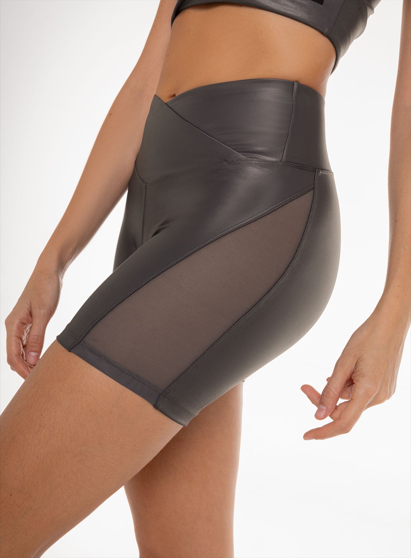 SHORT DEPORTIVO CON INSERTOS EN MALLA TELA APARIENCIA CUERO