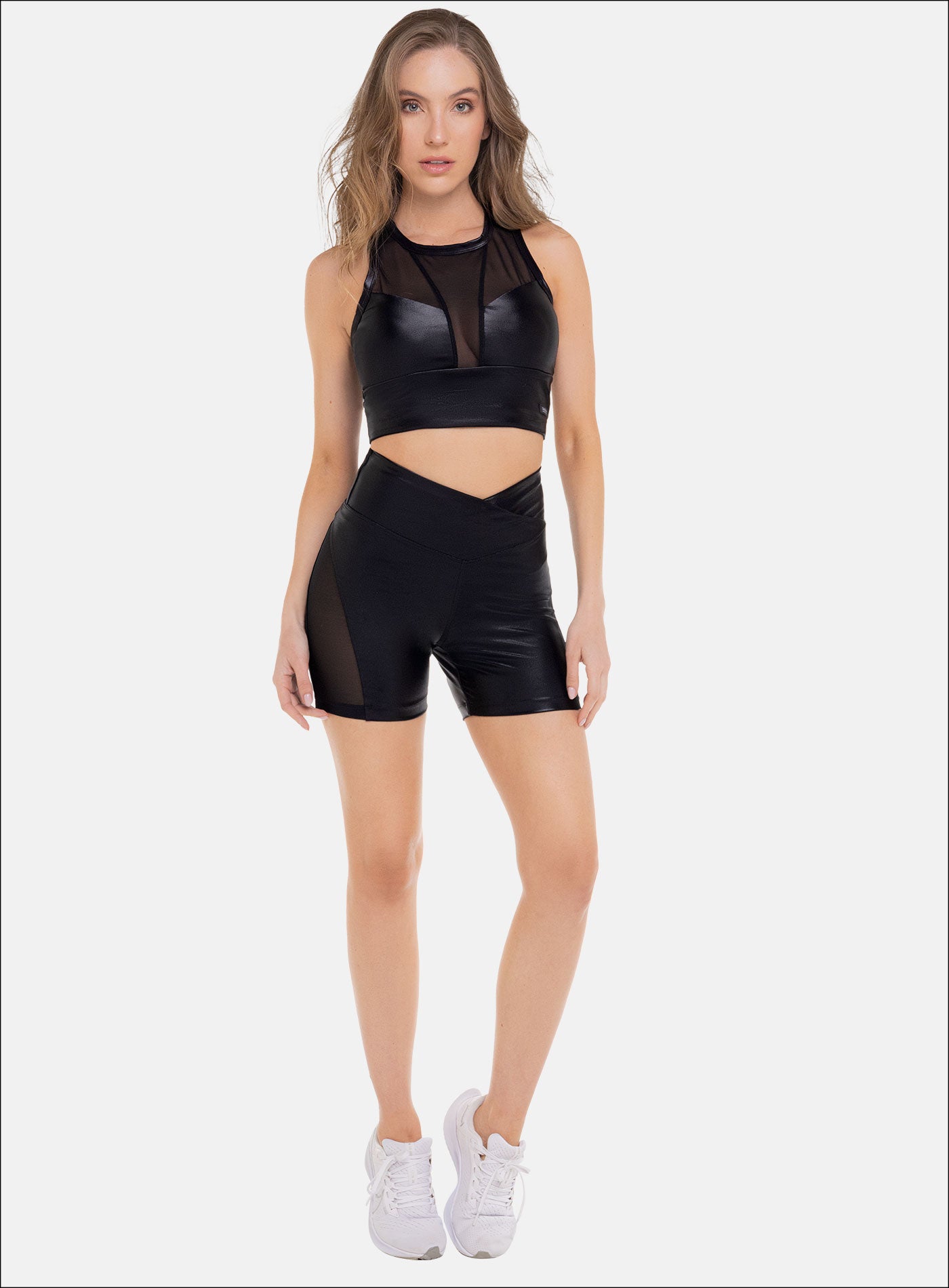 SHORT DEPORTIVO CON INSERTOS EN MALLA TELA APARIENCIA CUERO