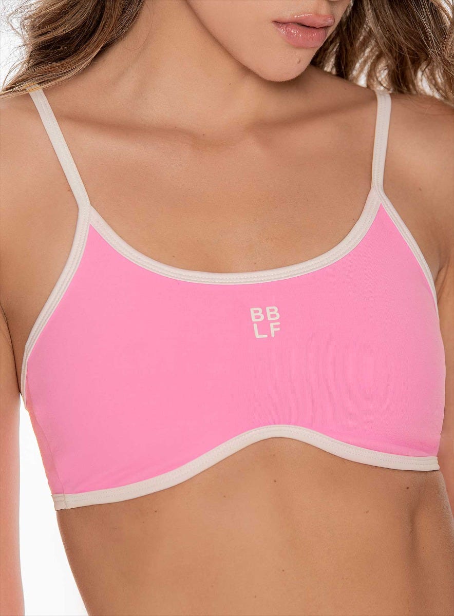 TOP DEPORTIVO BÁSICO CON CORTE EN CURVA EN EL SUBMAMARIO