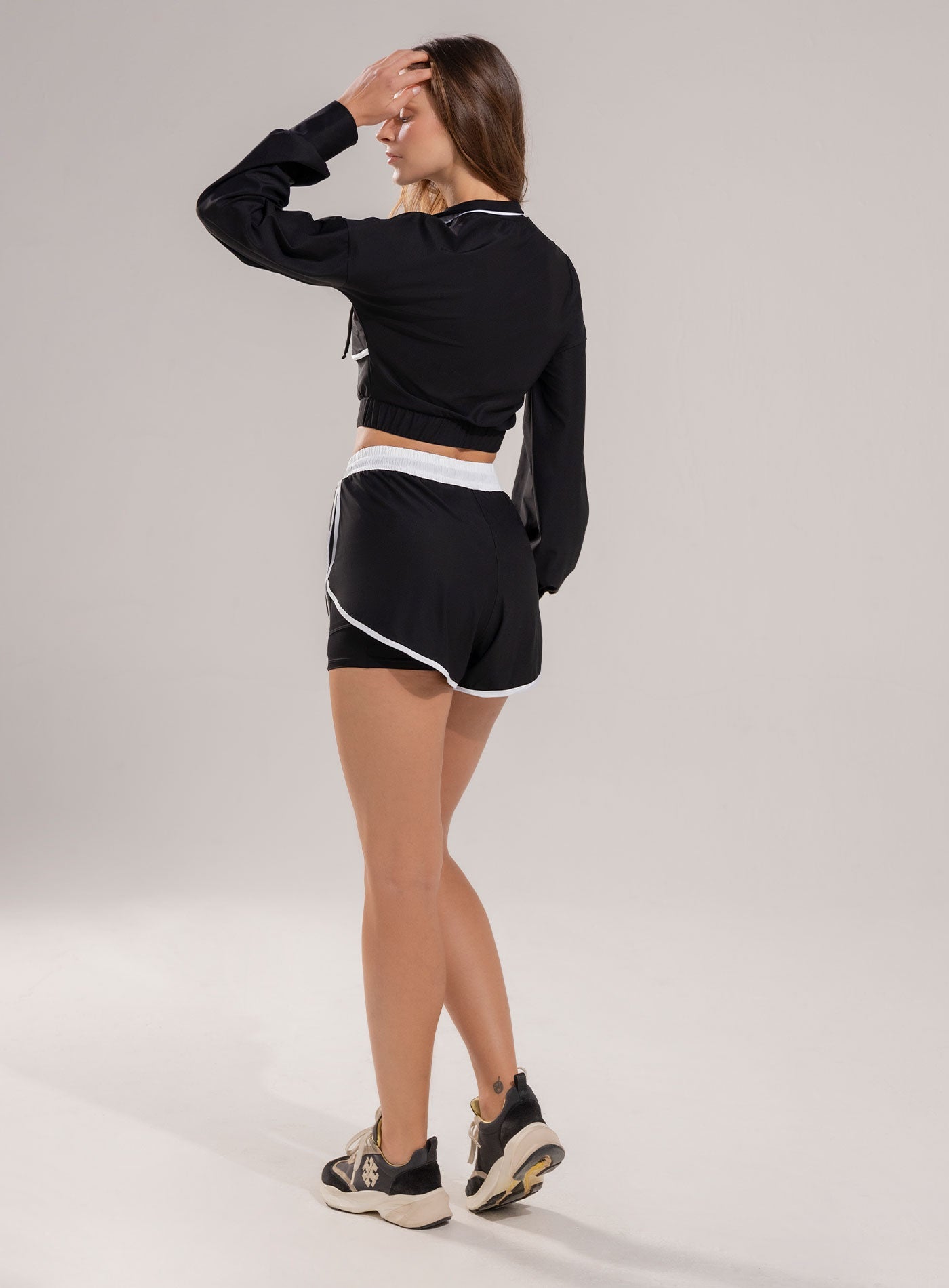 SHORT DEPORTIVO CON SESGOS EN CONTRASTE INCLUYE SHORT INTERNO