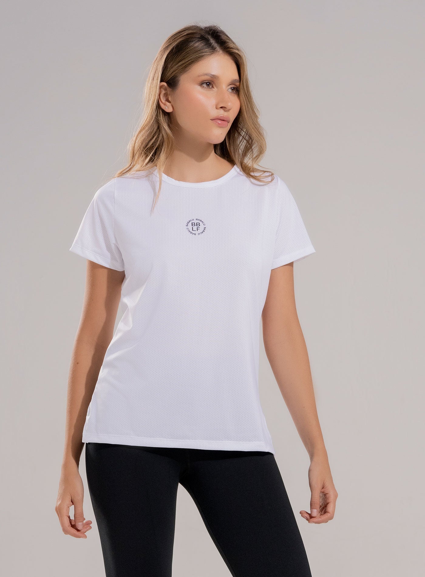 CAMISETA DEPORTIVA CON CORTES EN TELA SEMI TRANSPARENTE