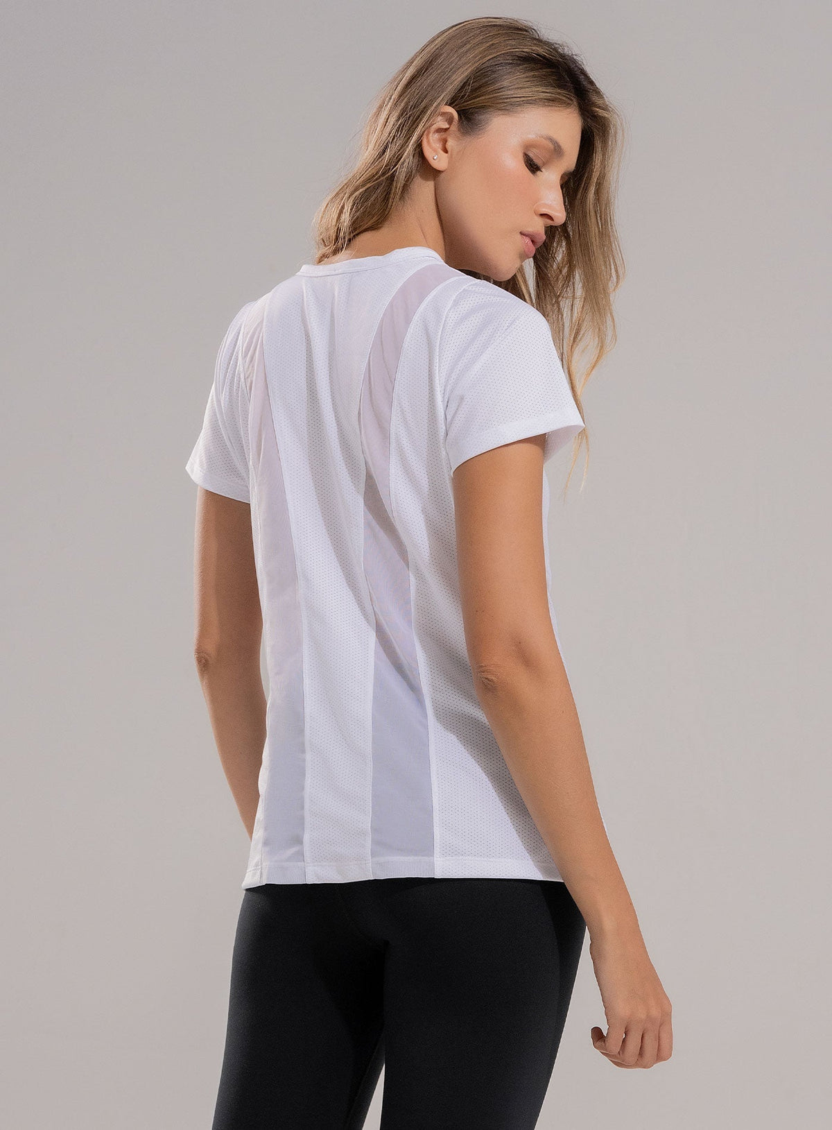 CAMISETA DEPORTIVA CON CORTES EN TELA SEMI TRANSPARENTE - PRECIO ESPECIAL