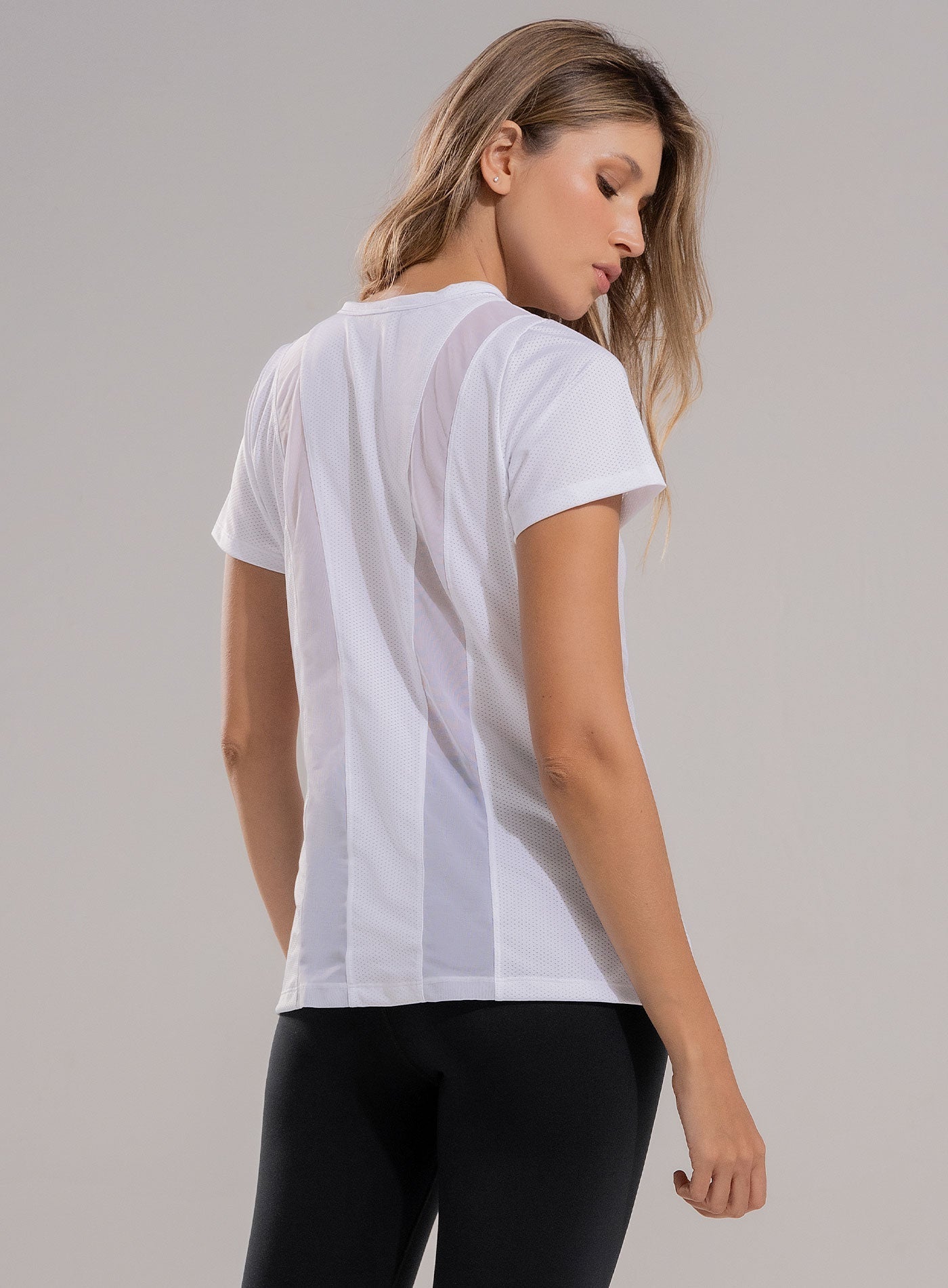 CAMISETA DEPORTIVA CON CORTES EN TELA SEMI TRANSPARENTE