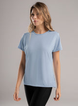 CAMISETA DEPORTIVA CON CORTES EN TELA SEMI TRANSPARENTE