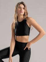 TOP DEPORTIVO TELA EFECTO BRILLANTE CON ELÁSTICO EXPUESTO