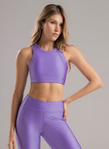 TOP DEPORTIVO TELA EFECTO BRILLANTE CON ELÁSTICO EXPUESTO