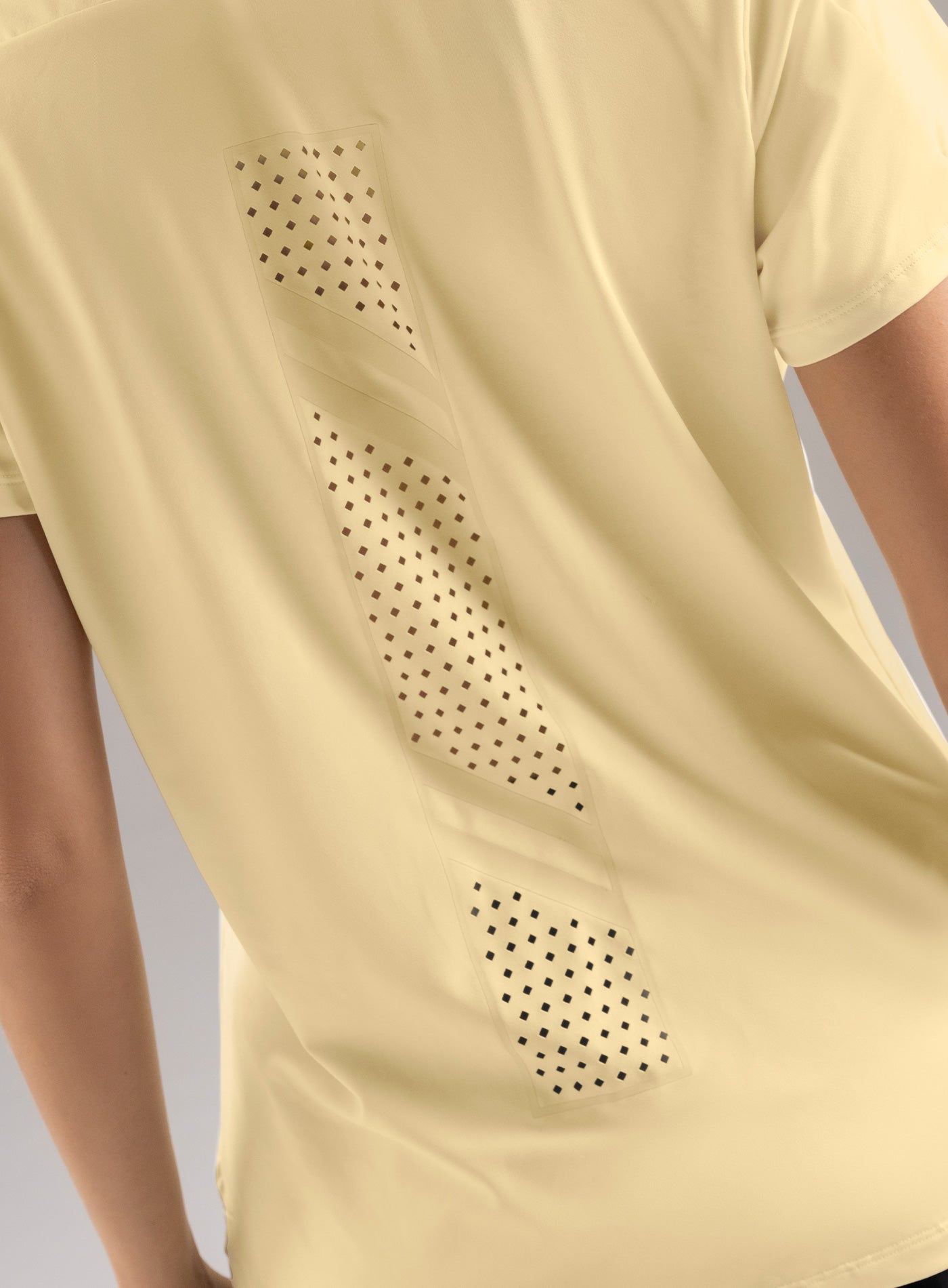 CAMISETA DEPORTIVA ESTAMPADA CON DISEÑO CORTE LÁSER