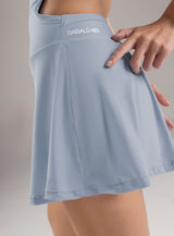 VESTIDO DEPORTIVO CORTO CON ABERTURA PRONUNCIADA