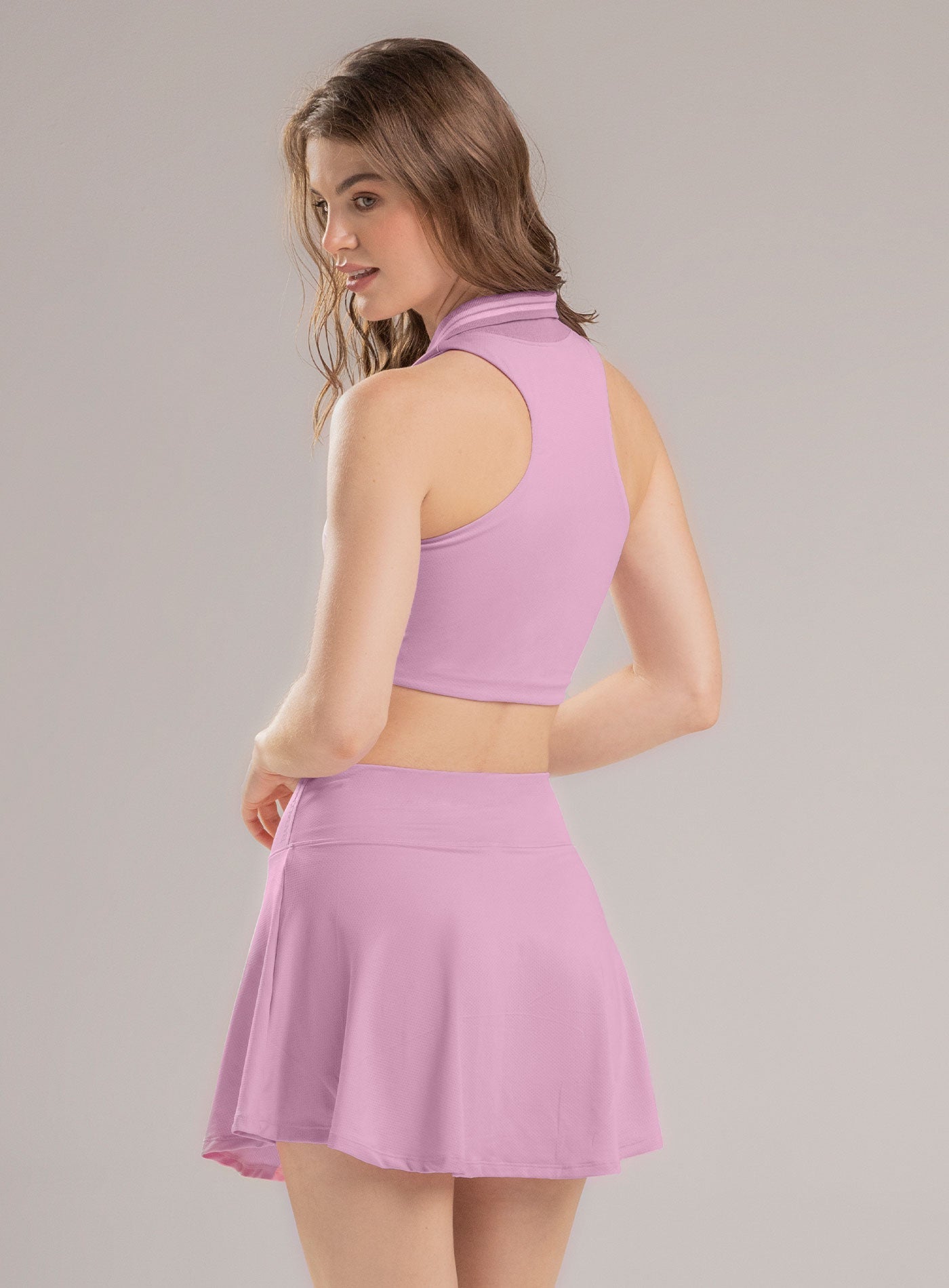 TOP DEPORTIVO CON CUELLO TEJIDO Y CIERRE TIPO POLO