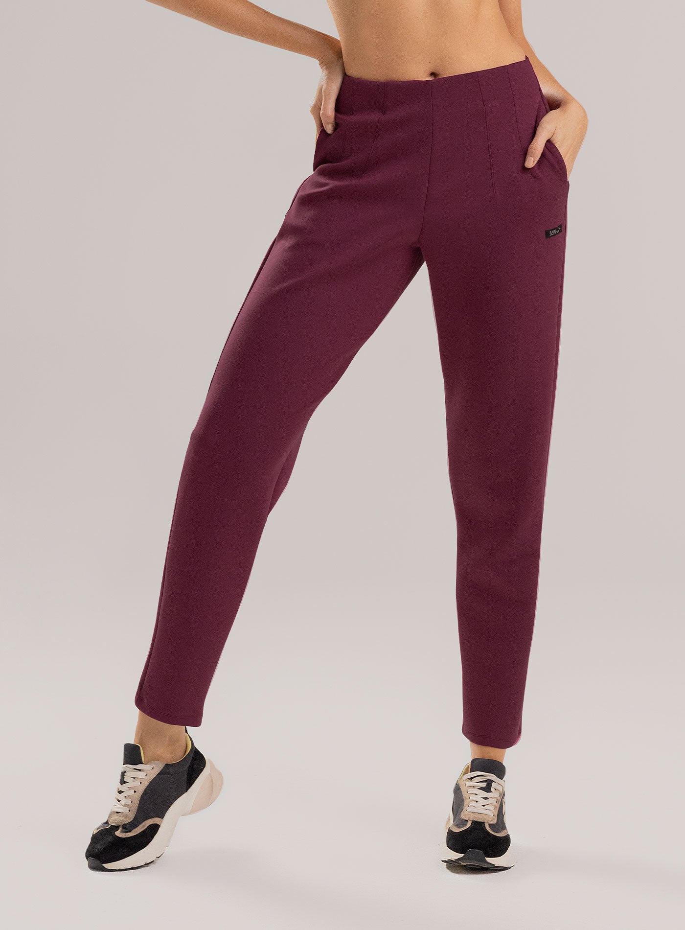 PANTALÓN CASUAL TIPO JOGGER CON PRETINA EN PRENSES