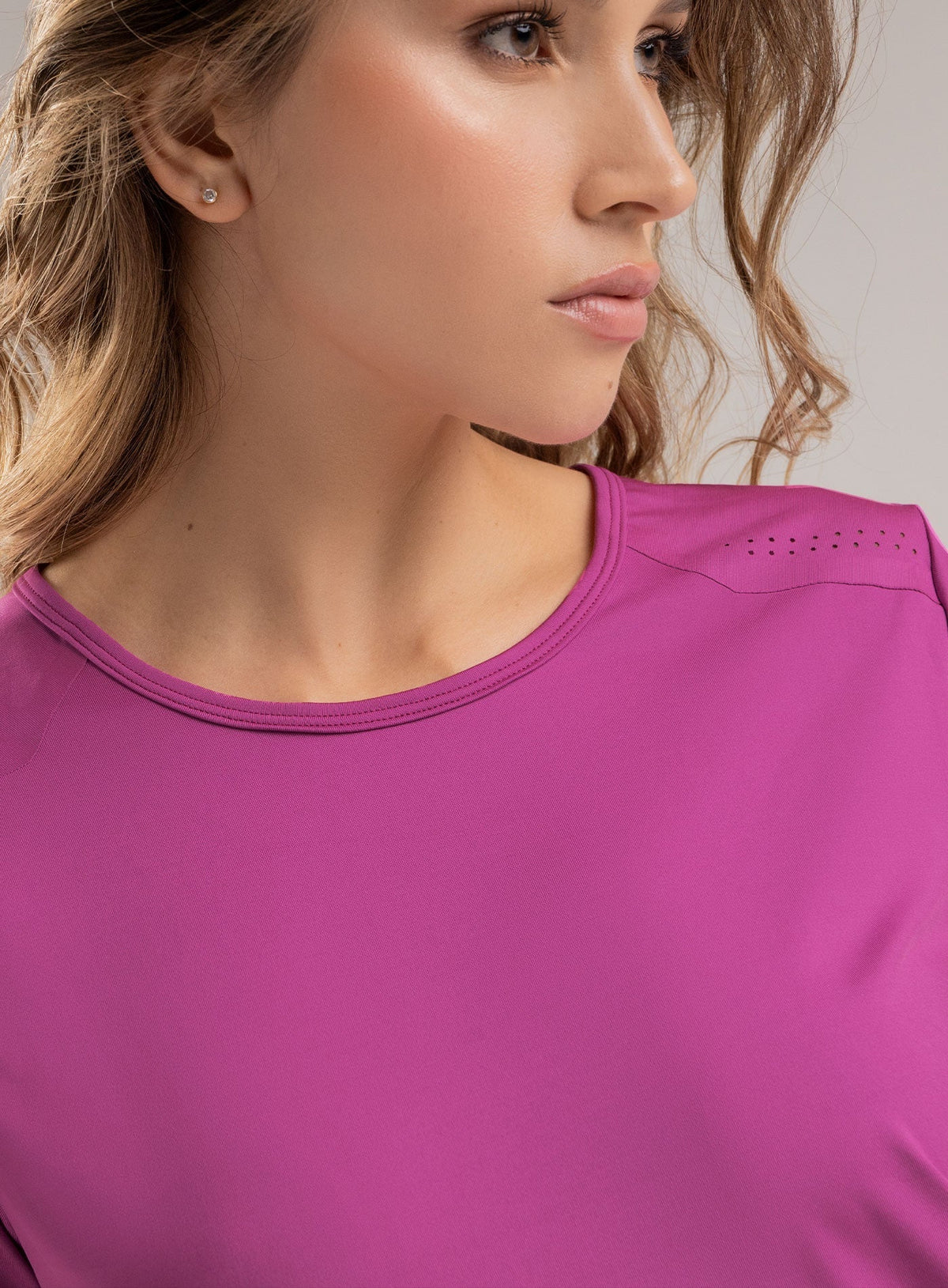 CAMISETA DEPORTIVA CON DISEÑO CORTE LASER - PRECIO ESPECIAL