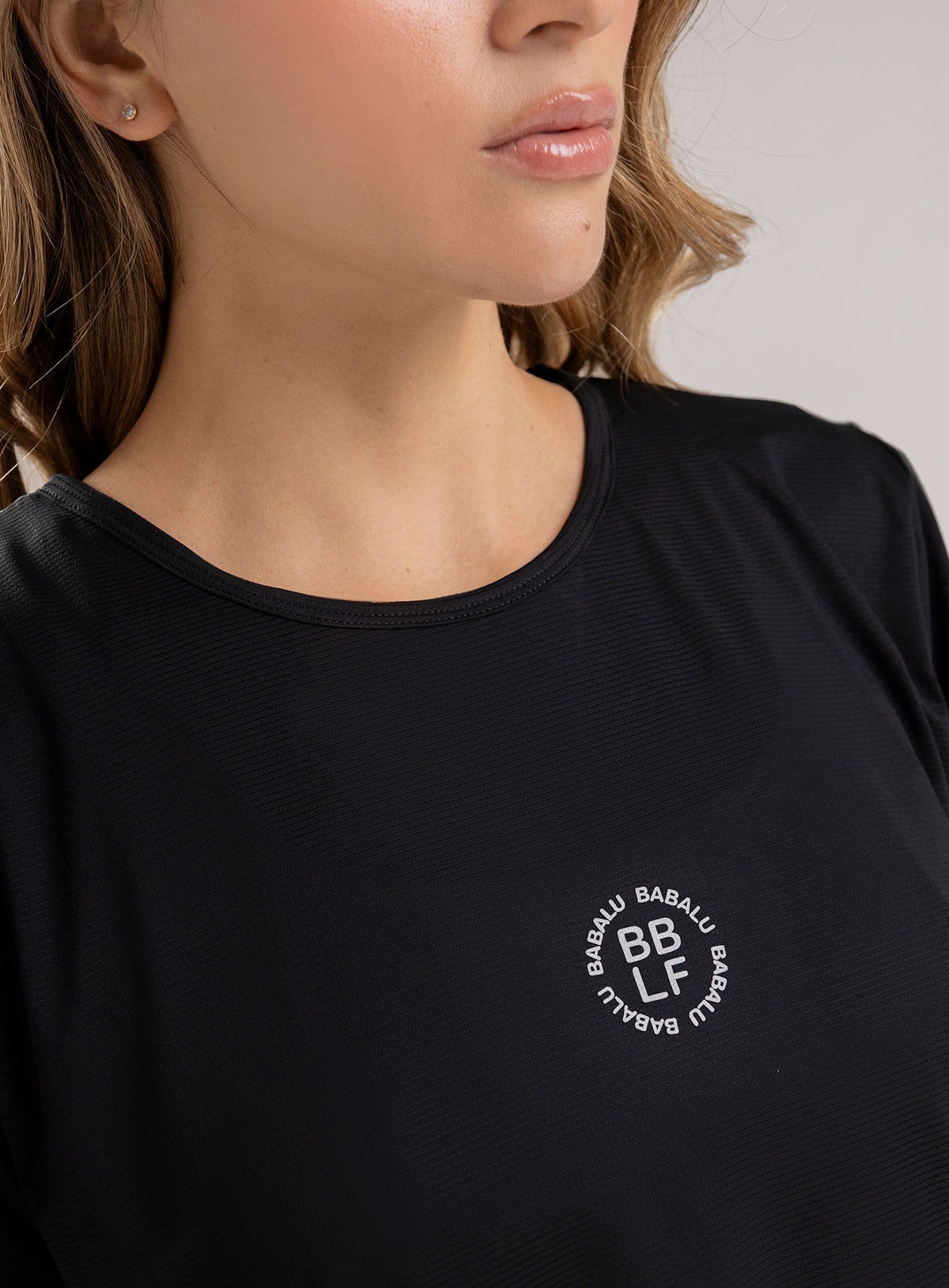 CAMISETA DEPORTIVA CON ABERTURA EN COSTADOS - PRECIO ESPECIAL