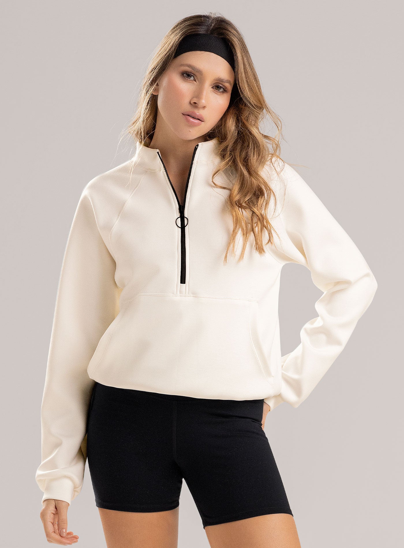 BUZO DEPORTIVO OVERSIZE CON BOLSILLO TIPO CANGURO