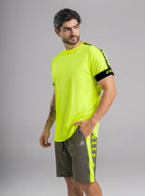 CAMISETA DEPORTIVA CON ESTAMPADO EN HOMBROS Y MANGAS