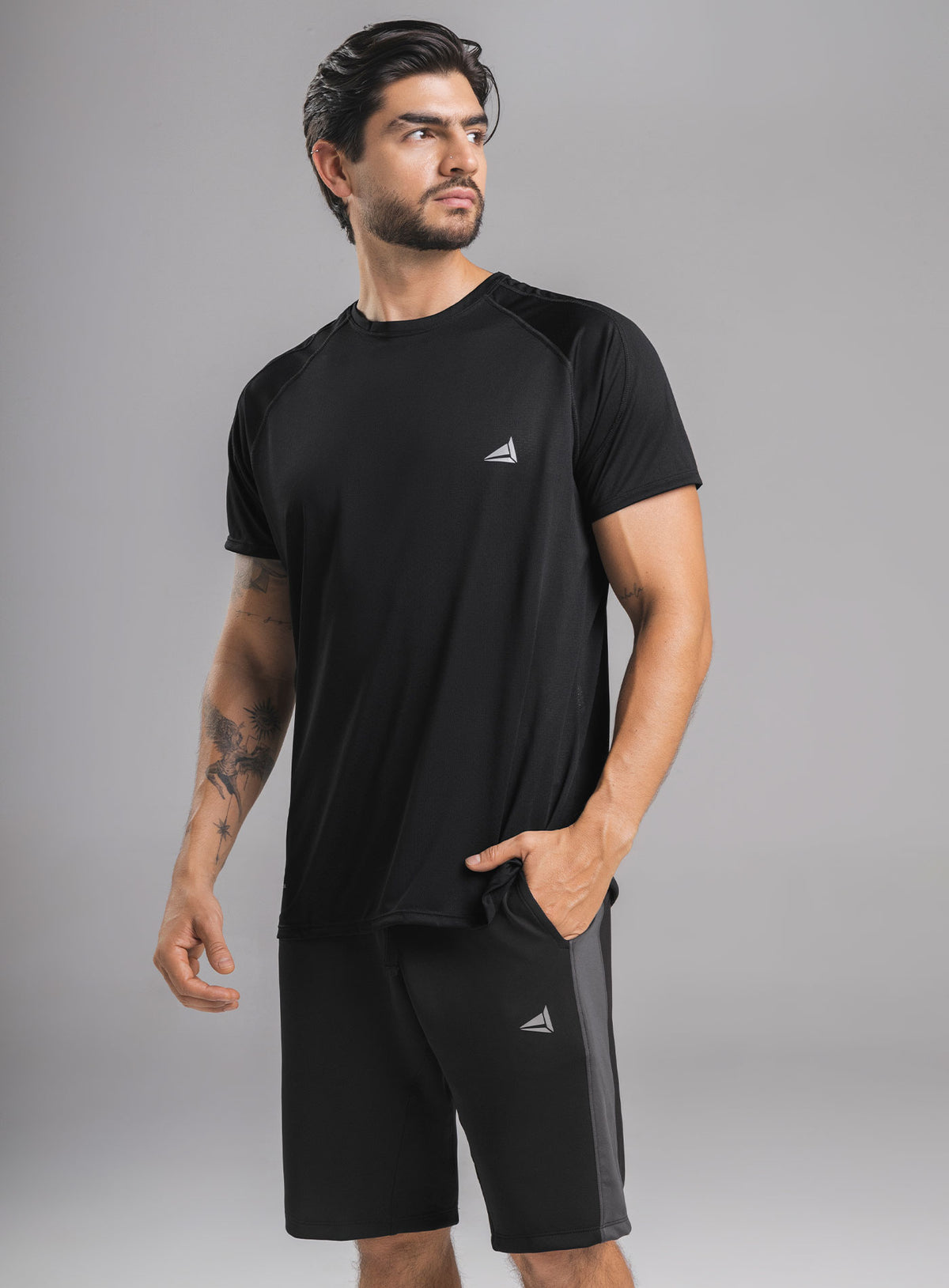 CAMISETA DEPORTIVA CON ESTAMPADO EN LA ESPALDA