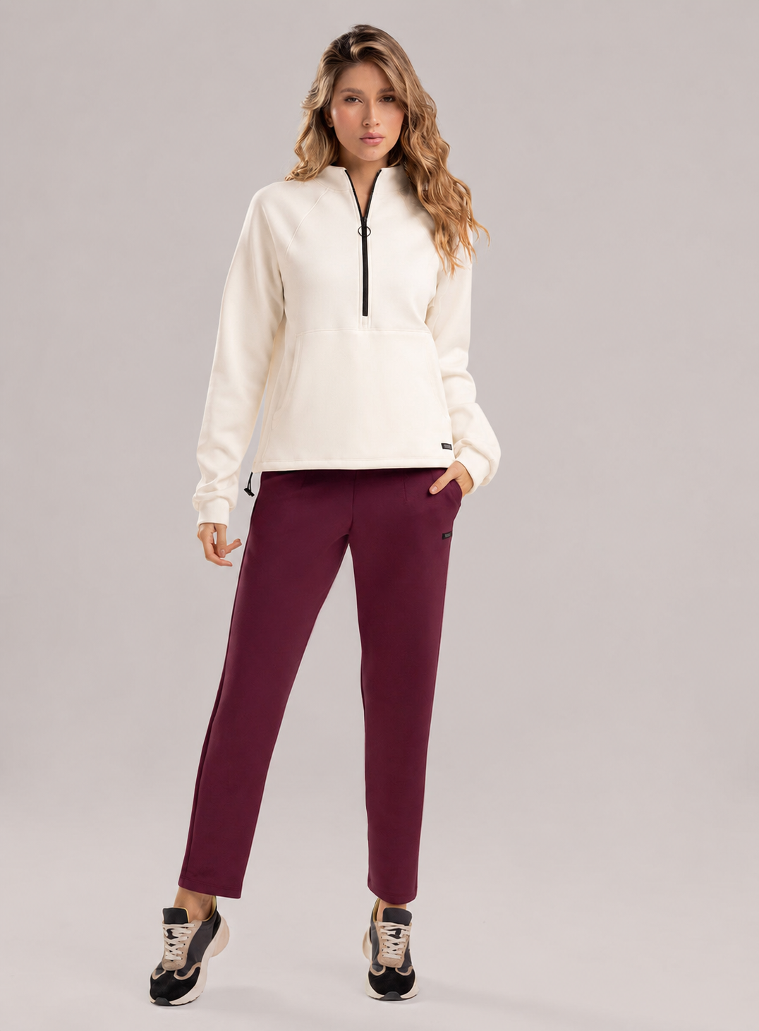 PANTALÓN CASUAL TIPO JOGGER CON PRETINA EN PRENSES