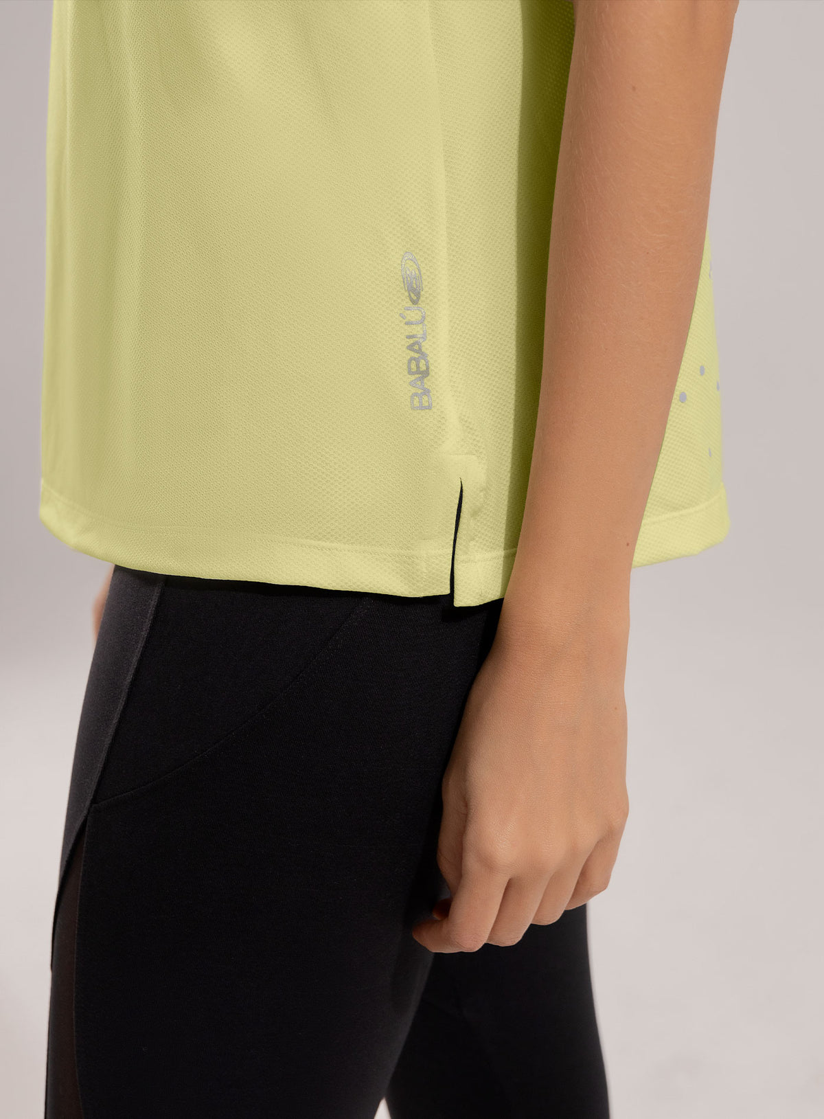 Blusa deportiva color amarillo para mujer, marca BABALÚ, referencia 112553, vista detalle. Compra al por mayor en babalu.com.co en COP.
