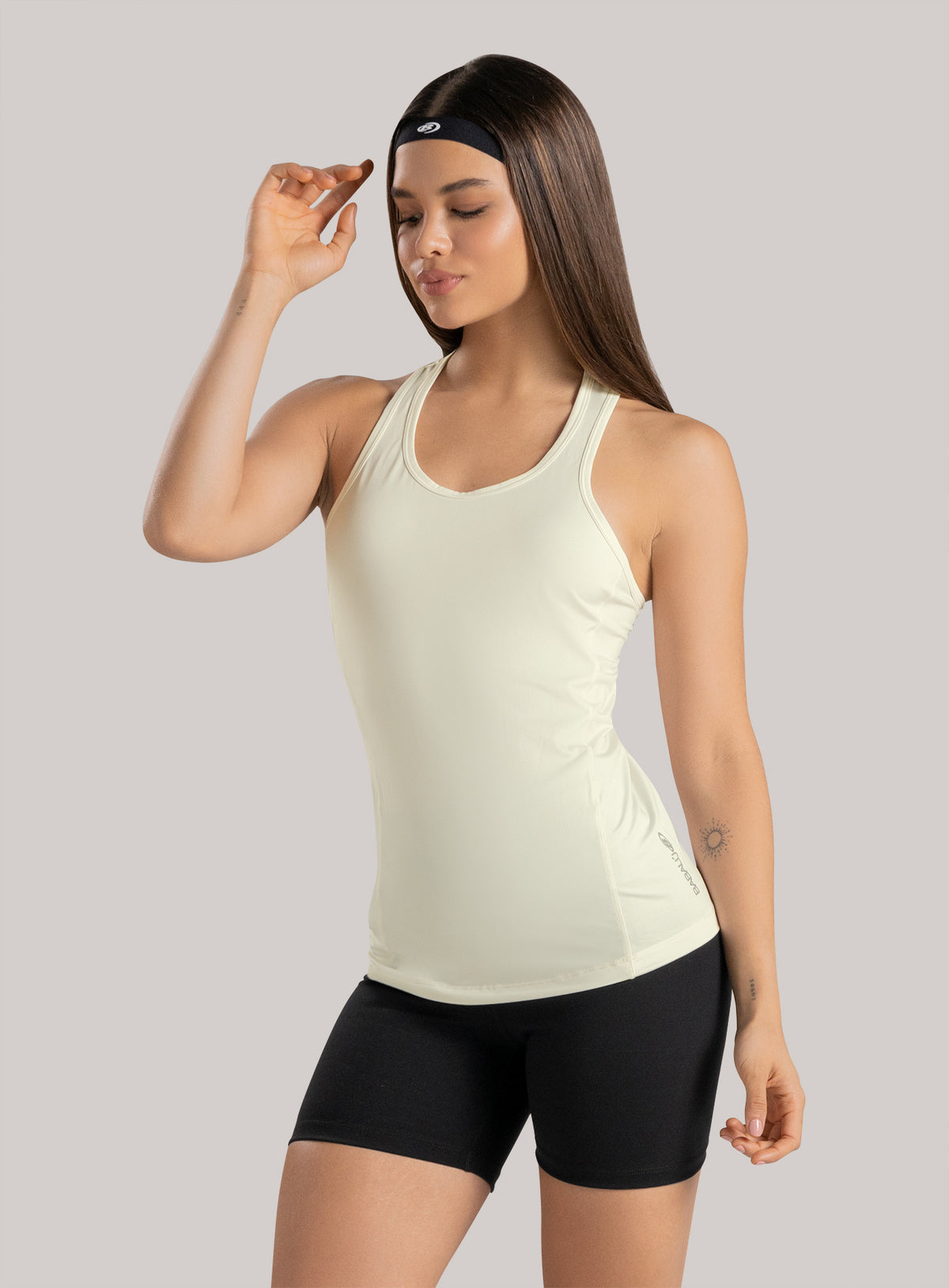 Blusa deportiva color marfil para mujer, marca BABALÚ, referencia 37513, vista frontal. Compra al por mayor en babalu.com.co en COP.