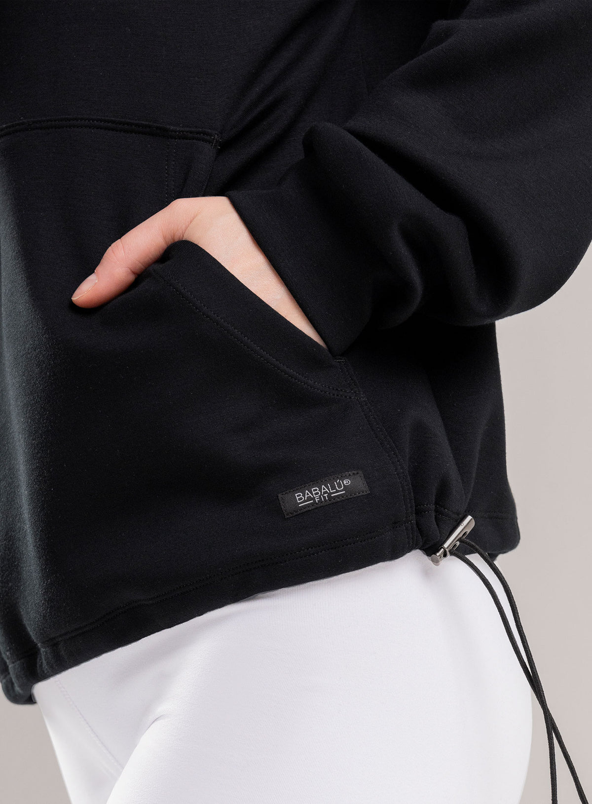 Buzo deportivo Canguro oversize color negro para mujer, marca BABALÚ, referencia 113943, vista detalle. Compra al por mayor en babalu.com.co en COP.