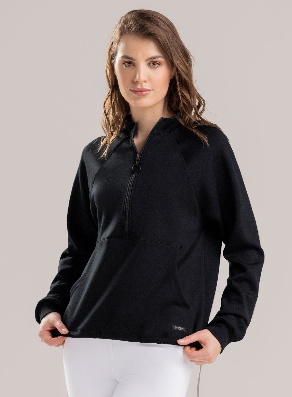 Buzo deportivo Canguro oversize color negro para mujer, marca BABALÚ, referencia 113943, vista frontal. Compra al por mayor en babalu.com.co en COP.