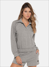 Buzo deportivo con diseño en pedreria