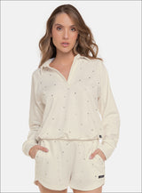 Buzo deportivo con diseño en pedreria