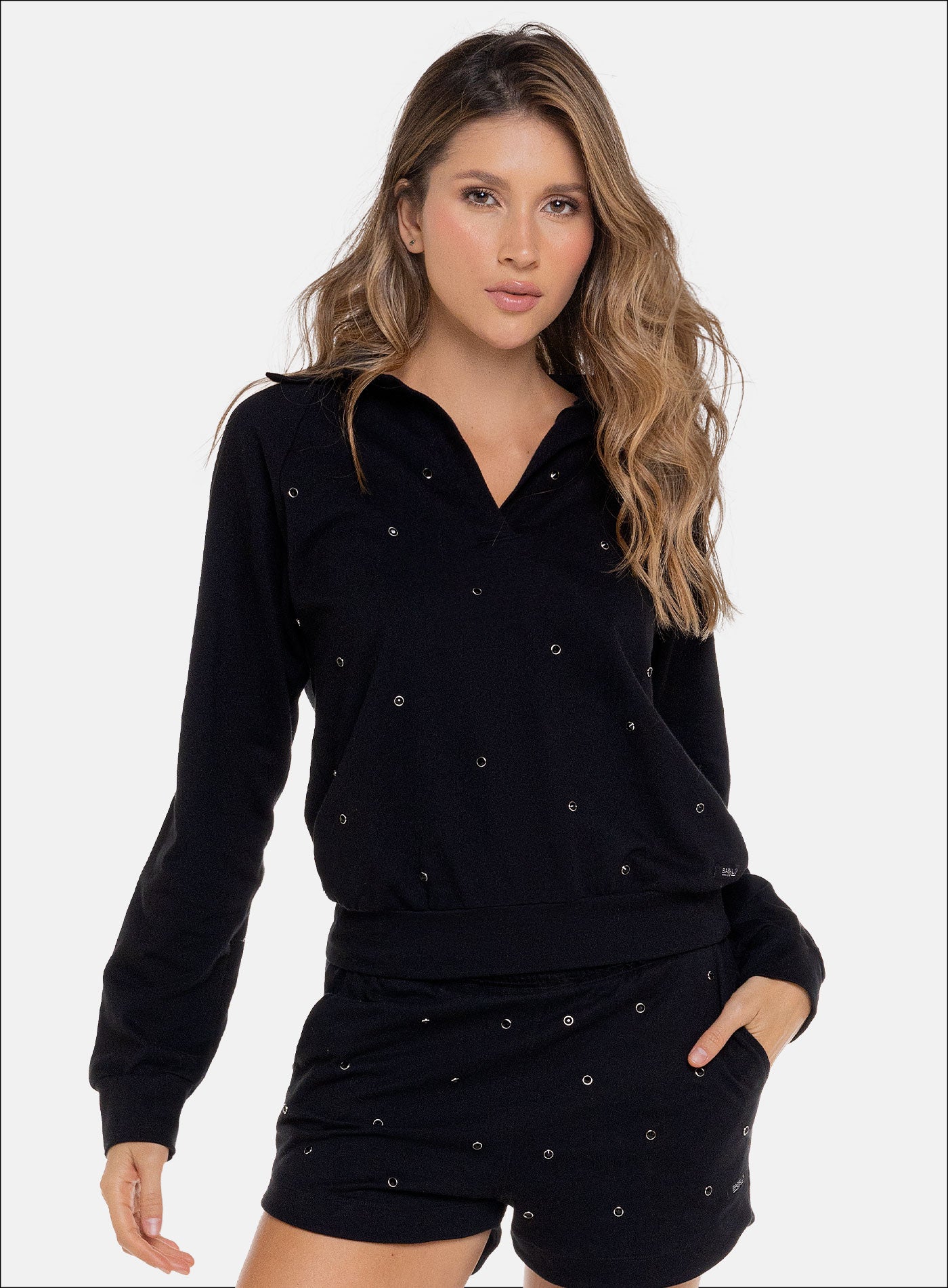 Buzo deportivo con diseño en pedreria