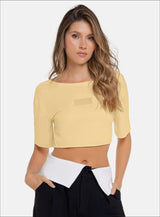 Camiseta deportiva corta con escote pronunciado