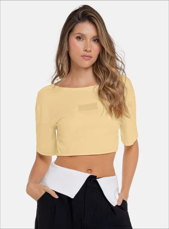 Camiseta deportiva corta con escote pronunciado