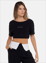 Camiseta deportiva corta con escote pronunciado